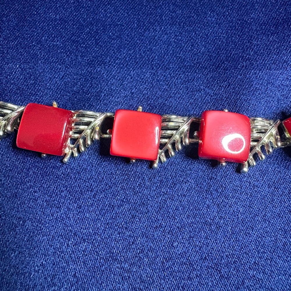 Necklace Vintage Signed Coro, Red and Gold-tone Thermoset Choker - Picture 8 of 8